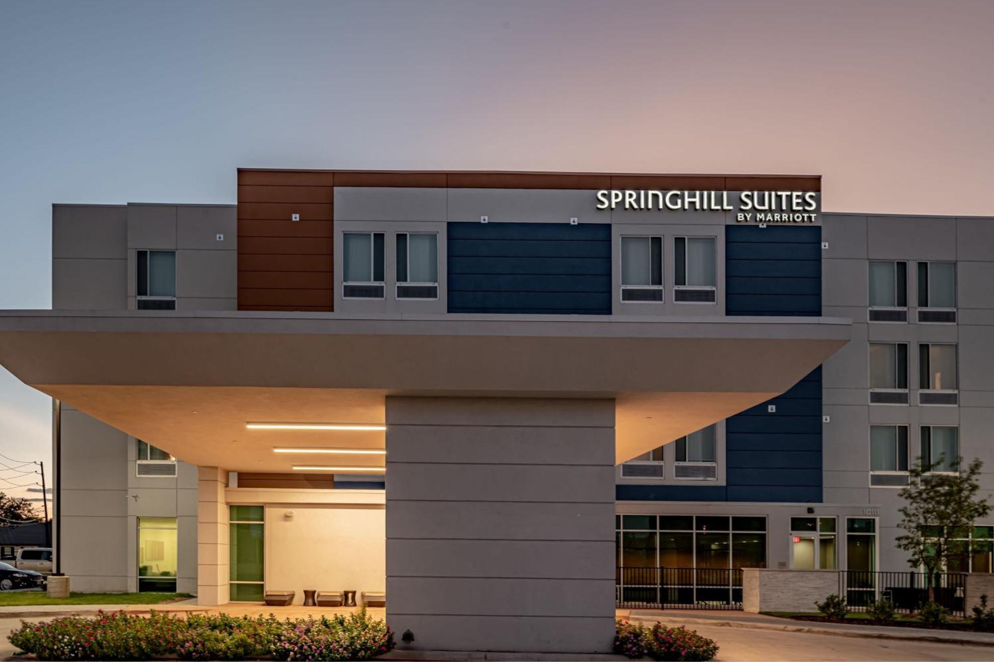 Springhill Suites Dallas Central Expressway Exterior photo