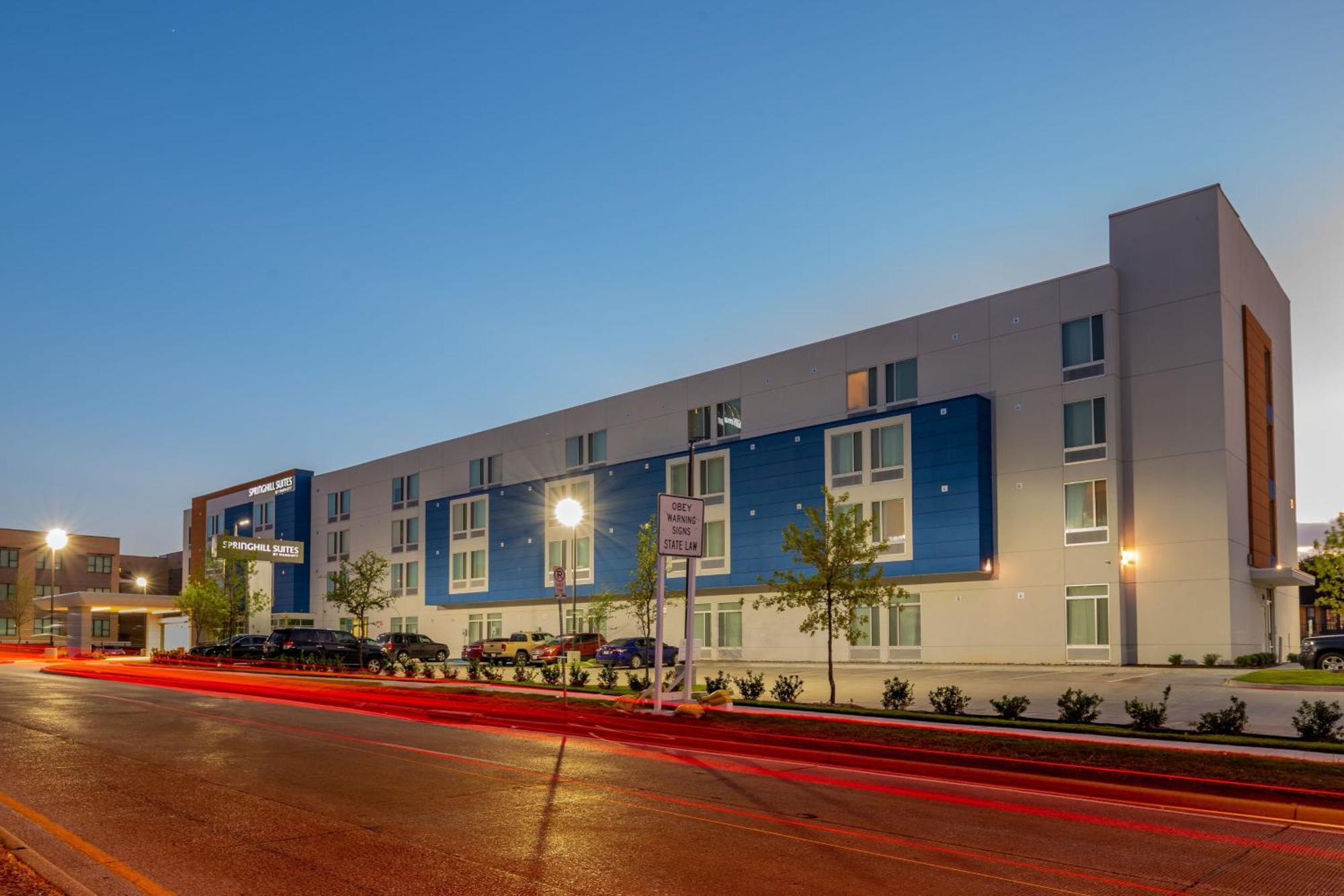 Springhill Suites Dallas Central Expressway Exterior photo